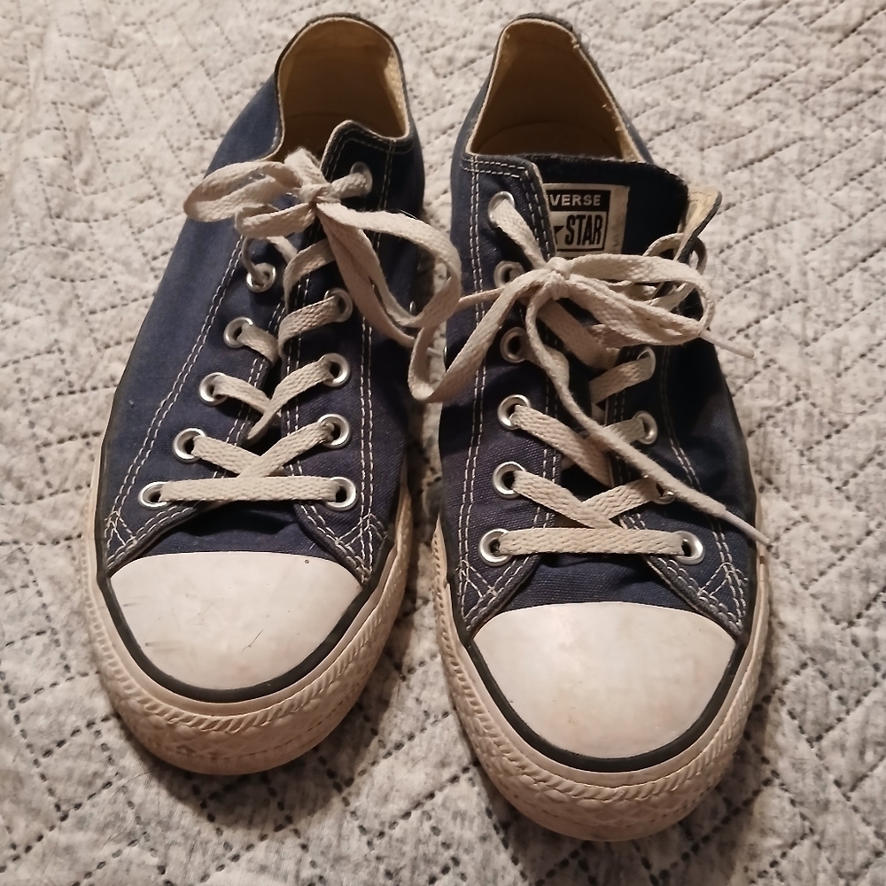 Converse mens size 8 distressed dark blue tennis shoes.